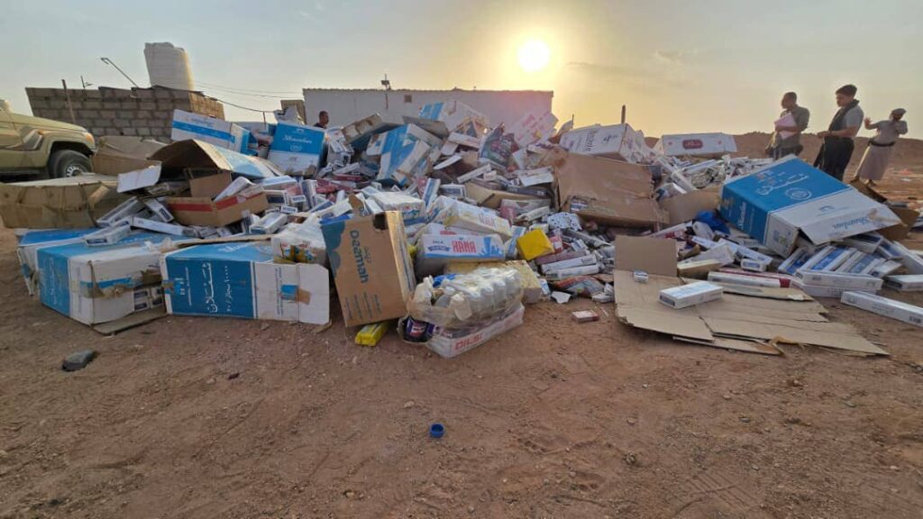إتلاف نحو 4 أطنان من السجائر والمواد الغذائية منتهية الصلاحية في العبر "صور" إتلاف نحو 4 أطنان من السجائر والمواد الغذائية منتهية الصلاحية في العبر "صور"