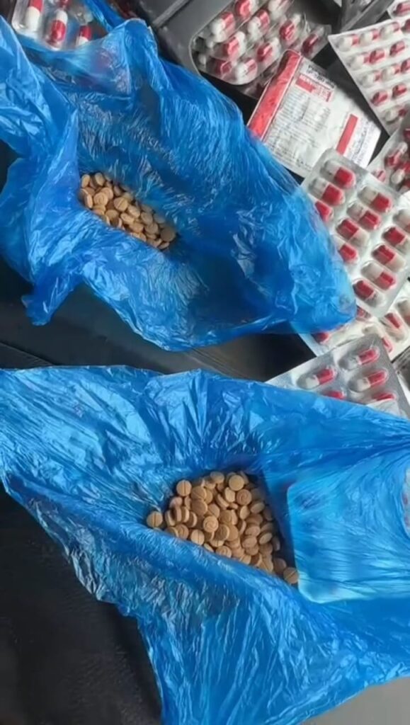 الوديعة : كتيبة أمن وحماية منفذ الوديعة تُفشل تهريب كبتاغون وأفيون و«برجالين» داخل شاحنة كانت متجهة إلى السعودية "شاهد الصور" الوديعة : كتيبة أمن وحماية منفذ الوديعة تُفشل تهريب كبتاغون وأفيون و«برجالين» داخل شاحنة كانت متجهة إلى السعودية "شاهد الصور"