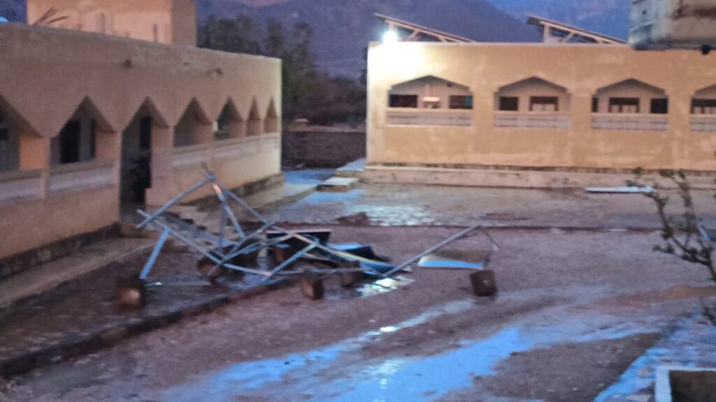 أضرار مادية جراء الأمطار والرياح في مركز صحي صنا برخية "صور" أضرار مادية جراء الأمطار والرياح في مركز صحي صنا برخية "صور"