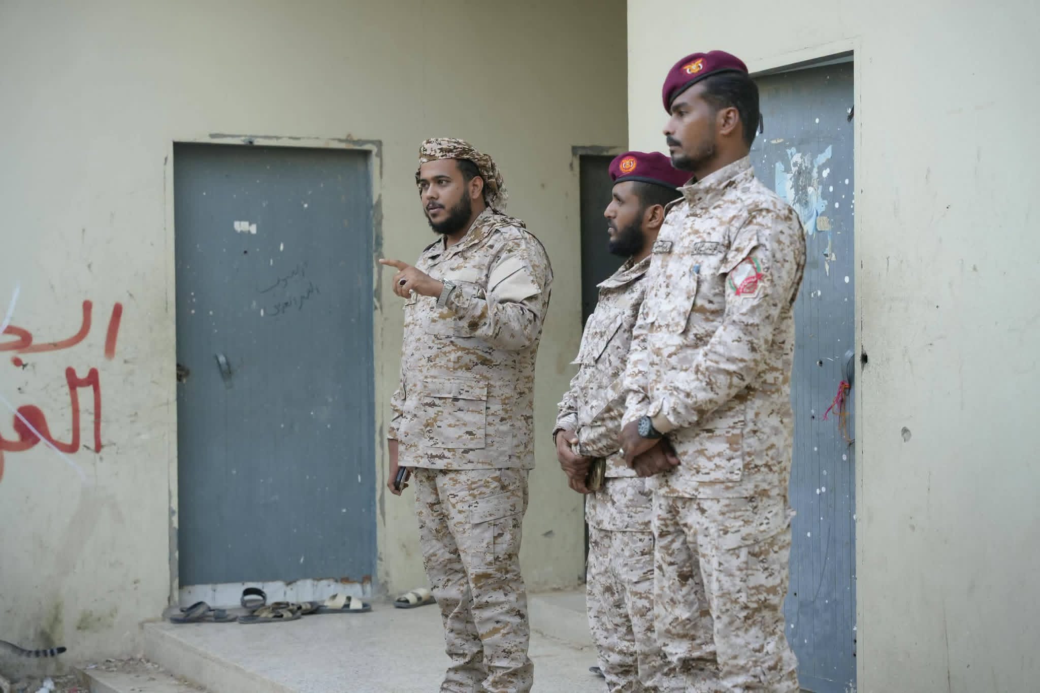 قيادة الفرقة الثانية لقوات درع الوطن تُكرّم أفراد اللواء الثاني بنقطة الغرف في وادي حضرموت قيادة الفرقة الثانية لقوات درع الوطن تُكرّم أفراد اللواء الثاني بنقطة الغرف في وادي حضرموت