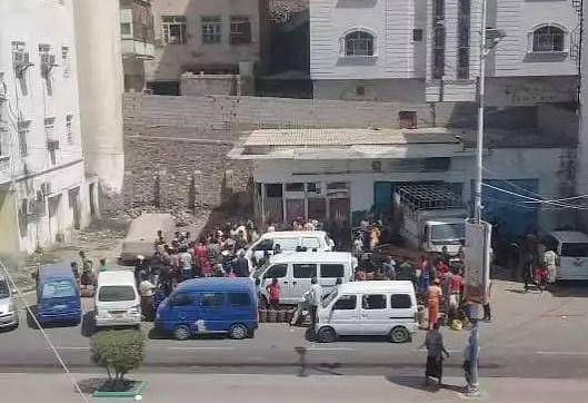 نقص إمدادات الغاز يربك الحياة اليومية في عدن نقص إمدادات الغاز يربك الحياة اليومية في عدن
