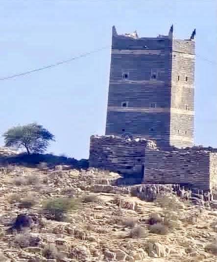 الحوثيون يفجّرون حصناً تاريخياً بالبيضاء لاستغلال موقعه عسكرياً - الحوثيون يفجّرون حصناً تاريخياً بالبيضاء لاستغلال موقعه عسكرياً -
