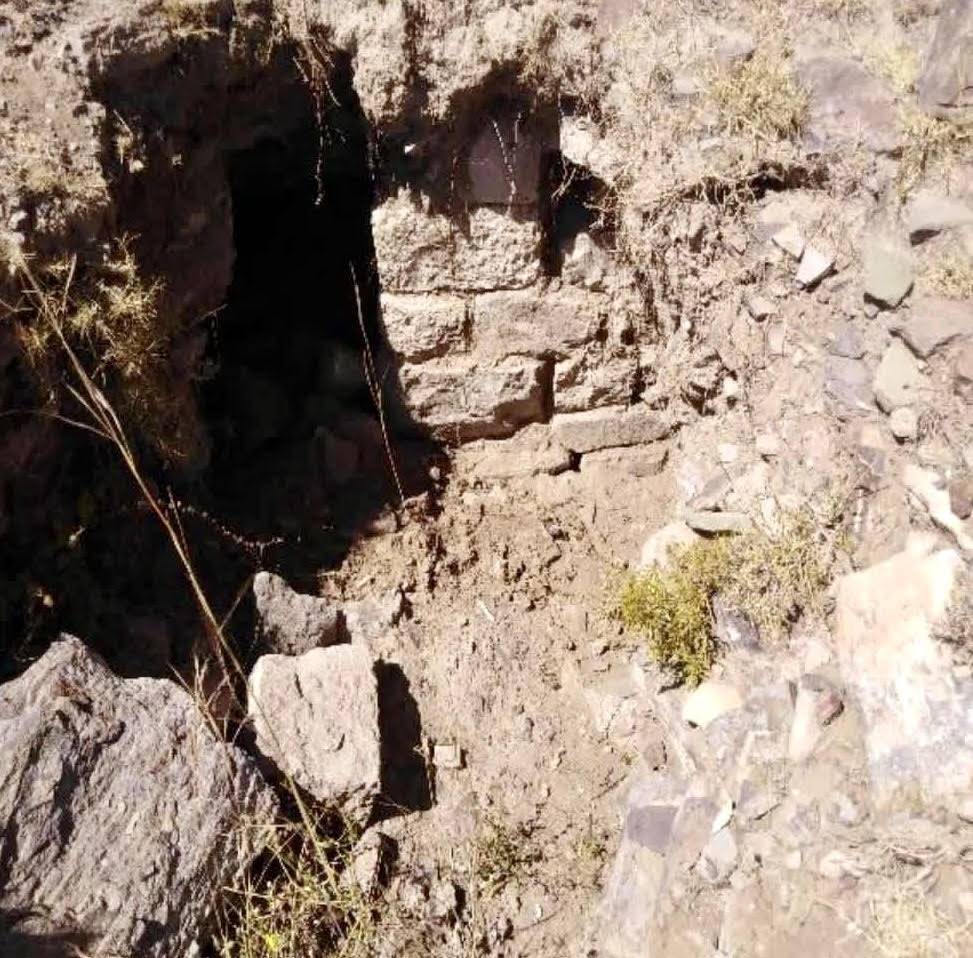 الحوثيون يفجّرون حصناً تاريخياً بالبيضاء لاستغلال موقعه عسكرياً - الحوثيون يفجّرون حصناً تاريخياً بالبيضاء لاستغلال موقعه عسكرياً -