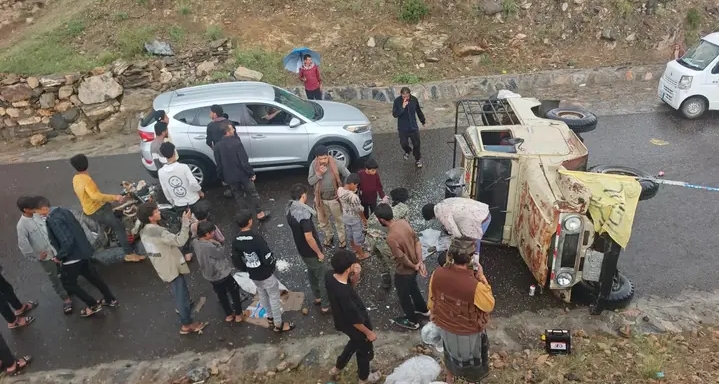 وفاة مشجع وإصابة 3 آخرين بحادث مروري لجماهير فريق جبل الشبر في يافع - وفاة مشجع وإصابة 3 آخرين بحادث مروري لجماهير فريق جبل الشبر في يافع -