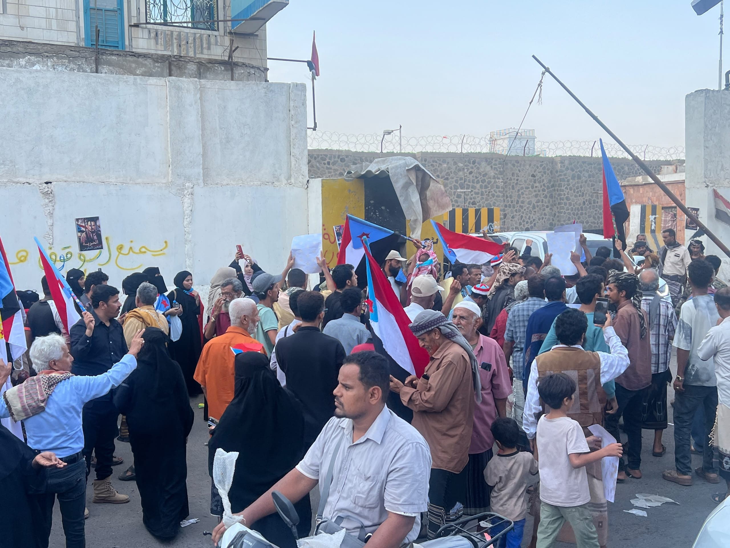 انتقالي العاصمة عدن ينظم وقفة تضامنية للمطالبة بالإفراج عن معين المقرحي انتقالي العاصمة عدن ينظم وقفة تضامنية للمطالبة بالإفراج عن معين المقرحي