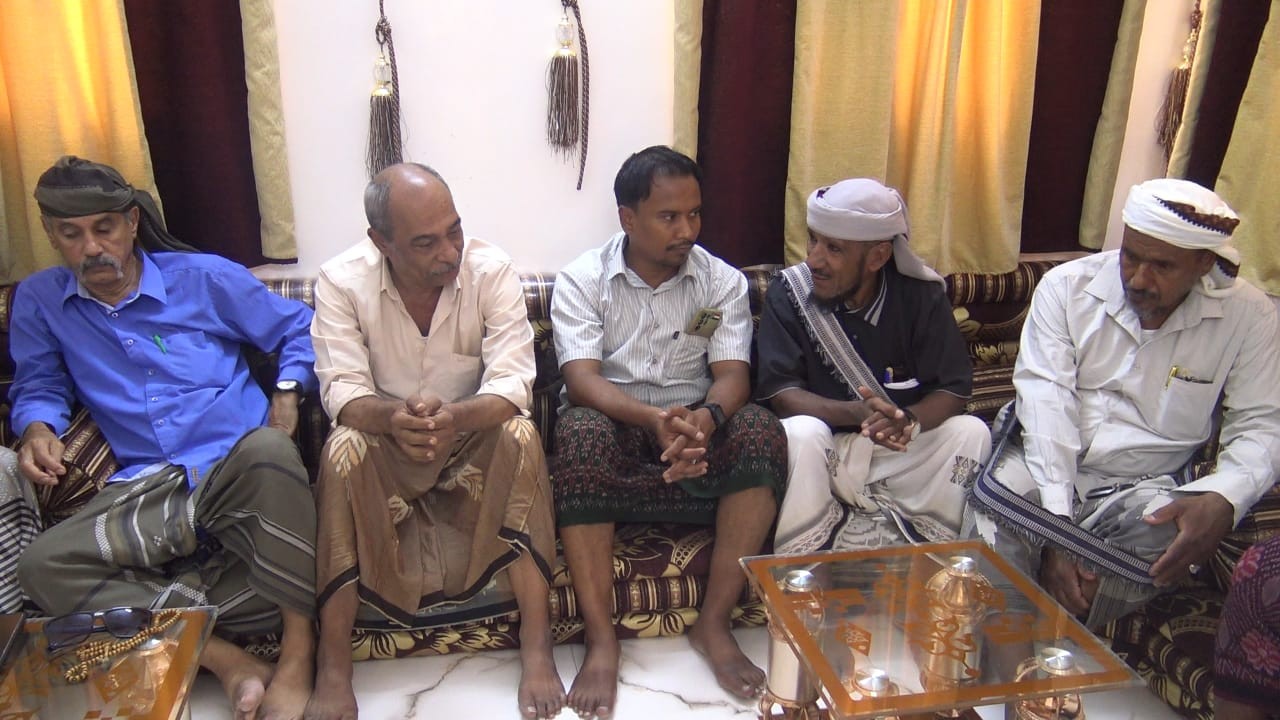 انتقالي سيئون يتفقد والد الشهيد رمزي حمدون ويجدد الوفاء لتضحيات الشهداء انتقالي سيئون يتفقد والد الشهيد رمزي حمدون ويجدد الوفاء لتضحيات الشهداء