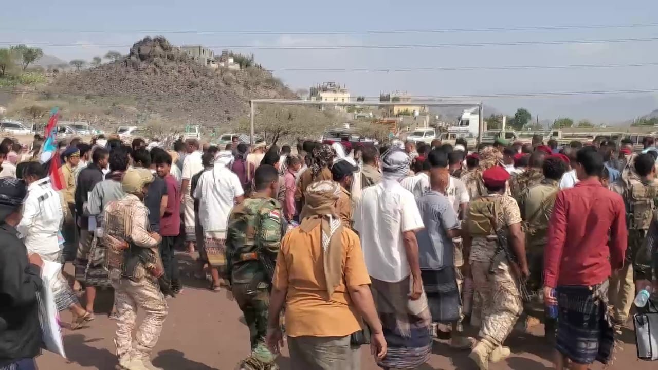 الحالمي يتقدم موكبًا مهيبًا لتشييع الشهيد عبدالرحيم مثنى صالح في ردفان الحالمي يتقدم موكبًا مهيبًا لتشييع الشهيد عبدالرحيم مثنى صالح في ردفان