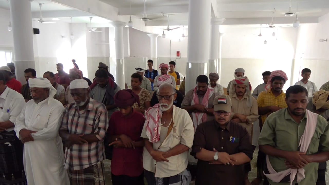 يتقدمهم أعضاء الهيئة المساعدة.. أبناء وادي حضرموت يؤدون صلاة الغائب على روح الشهيد عبدالرحيم الردفاني يتقدمهم أعضاء الهيئة المساعدة.. أبناء وادي حضرموت يؤدون صلاة الغائب على روح الشهيد عبدالرحيم الردفاني