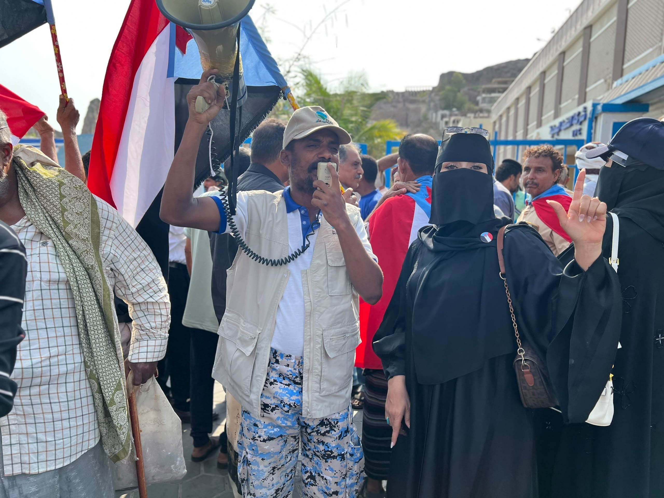 وقفة احتجاجية أمام شركة النفط بالعاصمة عدن رفضًا لتدهور الخدمات وقفة احتجاجية أمام شركة النفط بالعاصمة عدن رفضًا لتدهور الخدمات