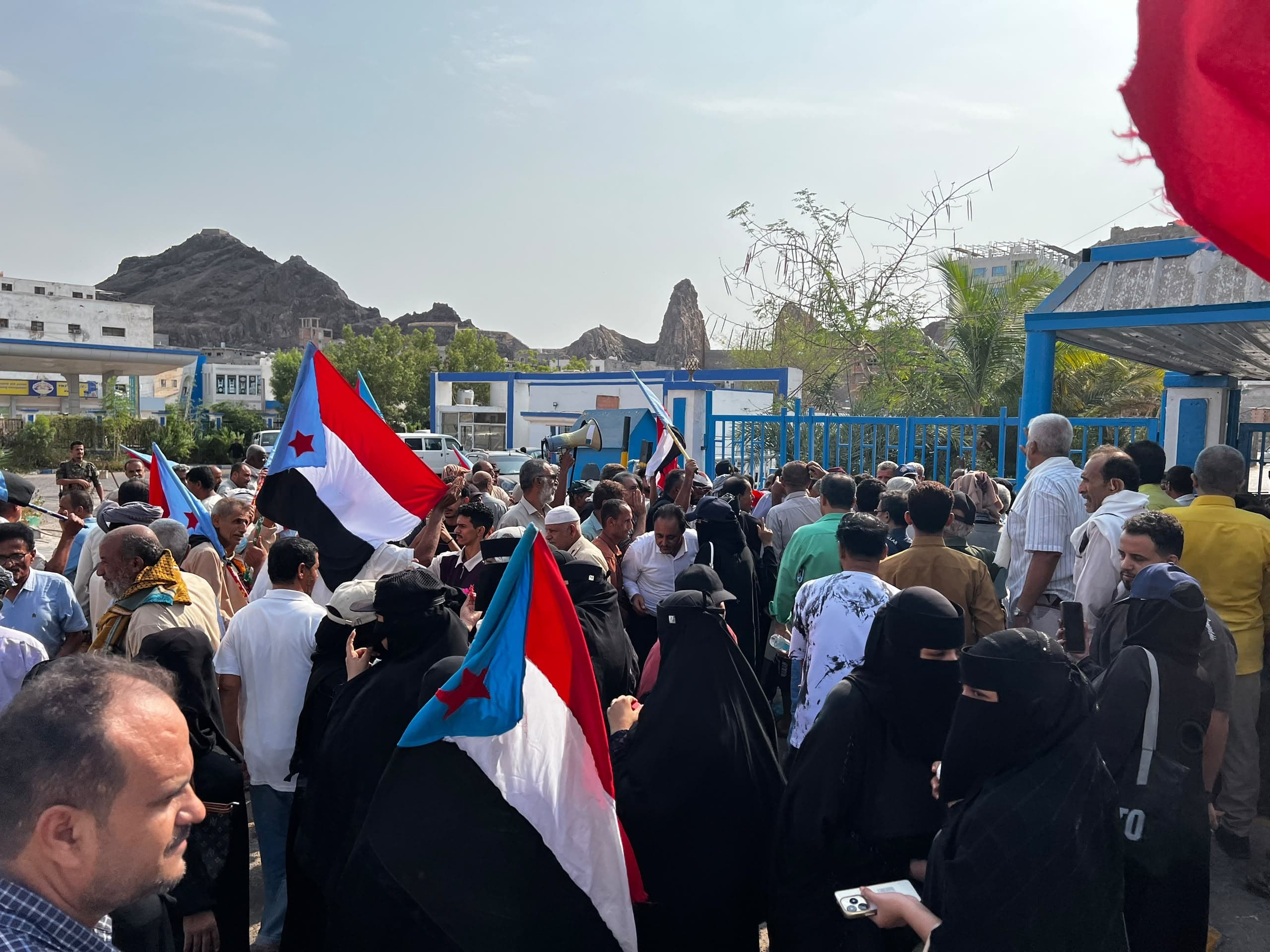 وقفة احتجاجية أمام شركة النفط بالعاصمة عدن رفضًا لتدهور الخدمات وقفة احتجاجية أمام شركة النفط بالعاصمة عدن رفضًا لتدهور الخدمات