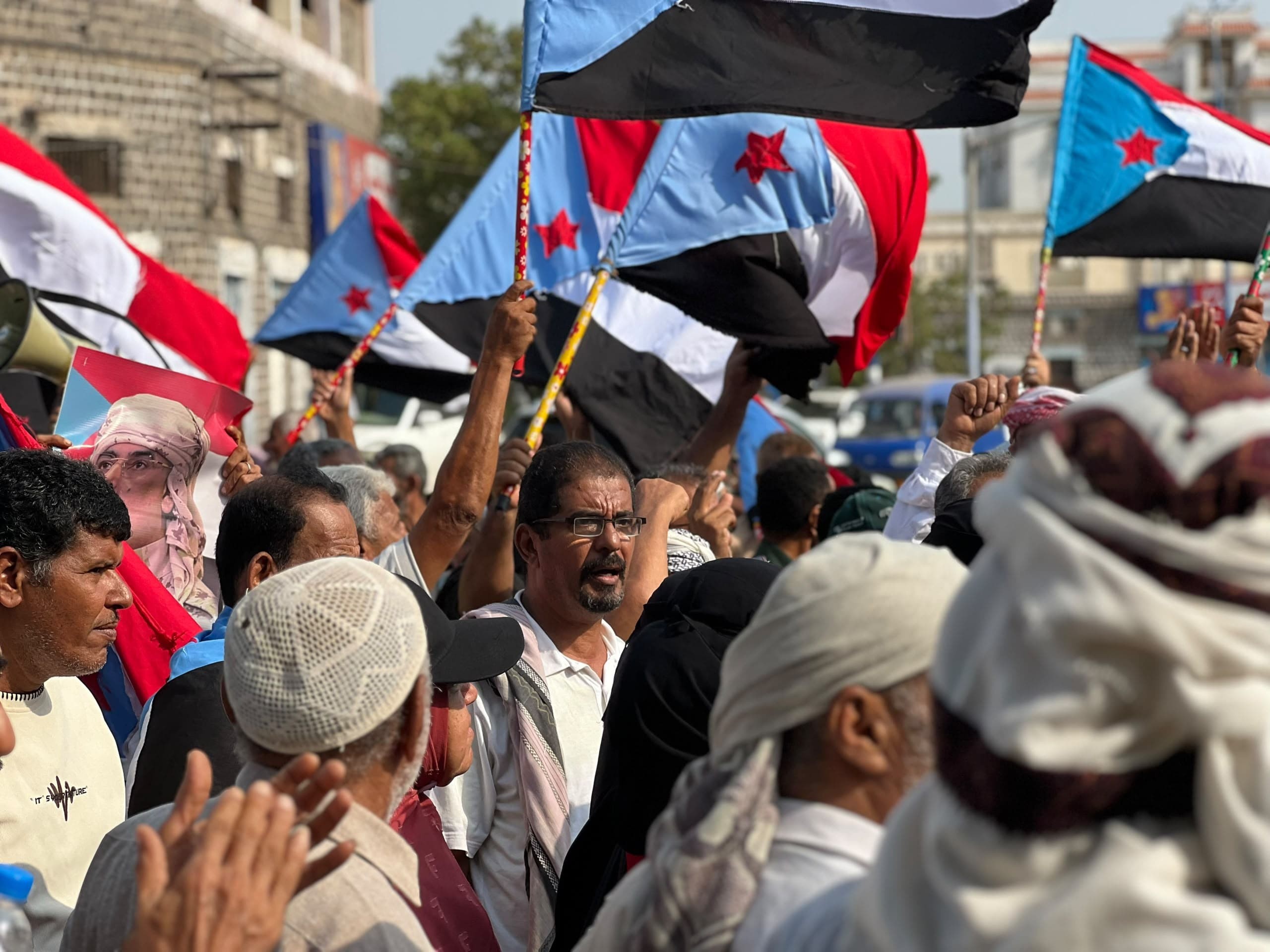 وقفة احتجاجية أمام شركة النفط بالعاصمة عدن رفضًا لتدهور الخدمات وقفة احتجاجية أمام شركة النفط بالعاصمة عدن رفضًا لتدهور الخدمات