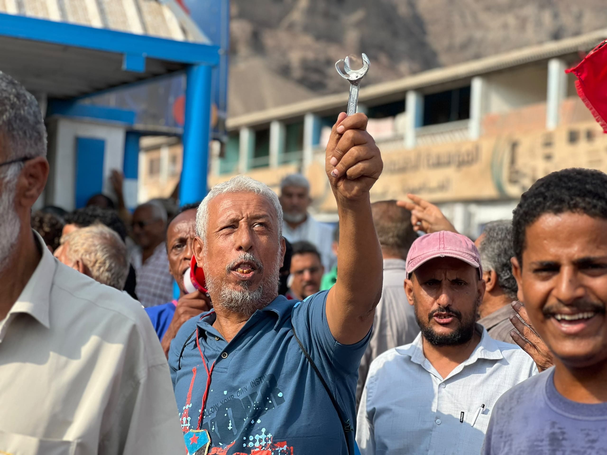 وقفة احتجاجية أمام شركة النفط بالعاصمة عدن رفضًا لتدهور الخدمات وقفة احتجاجية أمام شركة النفط بالعاصمة عدن رفضًا لتدهور الخدمات