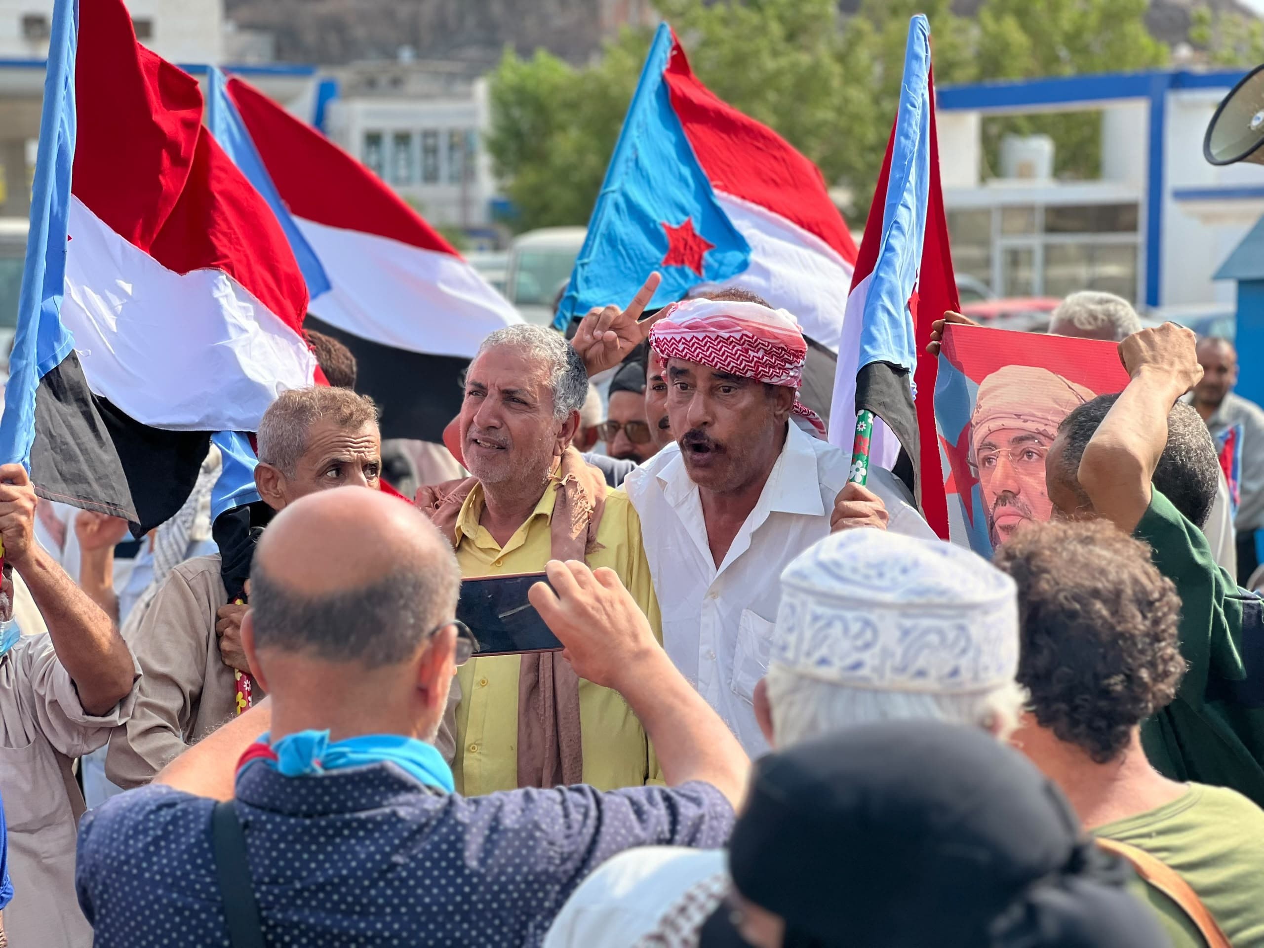 وقفة احتجاجية أمام شركة النفط بالعاصمة عدن رفضًا لتدهور الخدمات وقفة احتجاجية أمام شركة النفط بالعاصمة عدن رفضًا لتدهور الخدمات