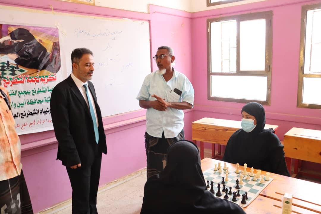 رئيس تنفيذية انتقالي أبين يتفقد اختتام أنشطة المخيم الصيفي بمجمع الفتح للبنات بخنفر رئيس تنفيذية انتقالي أبين يتفقد اختتام أنشطة المخيم الصيفي بمجمع الفتح للبنات بخنفر