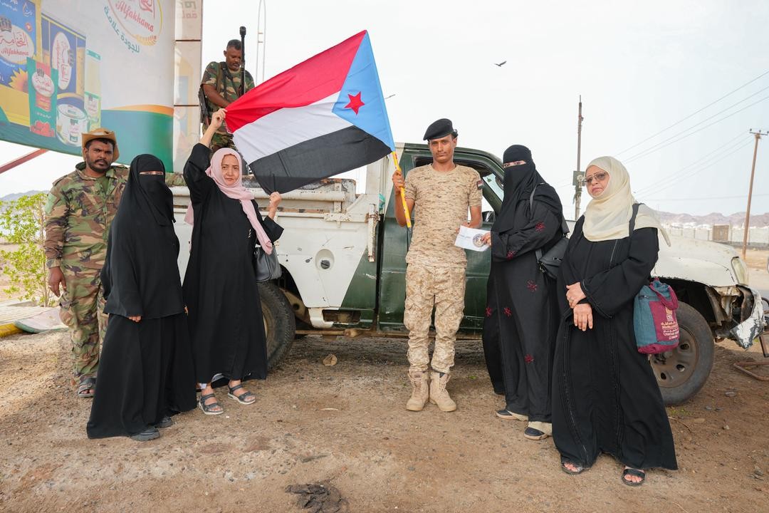 انتقالي العاصمة عدن ينفذ حملة لتوزيع ورفع أعلام الجنوب في النقاط الأمنية والعسكرية انتقالي العاصمة عدن ينفذ حملة لتوزيع ورفع أعلام الجنوب في النقاط الأمنية والعسكرية