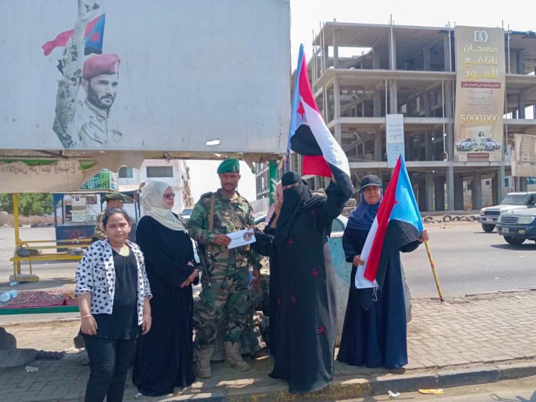 انتقالي العاصمة عدن ينفذ حملة لتوزيع ورفع أعلام الجنوب في النقاط الأمنية والعسكرية انتقالي العاصمة عدن ينفذ حملة لتوزيع ورفع أعلام الجنوب في النقاط الأمنية والعسكرية