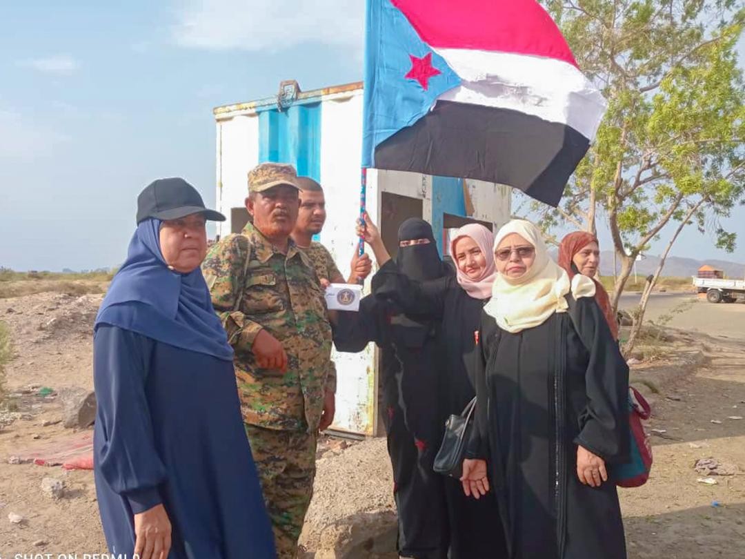 انتقالي العاصمة عدن ينفذ حملة لتوزيع ورفع أعلام الجنوب في النقاط الأمنية والعسكرية انتقالي العاصمة عدن ينفذ حملة لتوزيع ورفع أعلام الجنوب في النقاط الأمنية والعسكرية