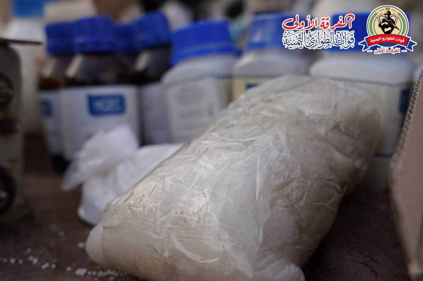 وحدات عسكرية تداهم منزل شيخ قبلي في العبر وتضبط معملاً للمتفجرات وتوقف مطلوبين - وحدات عسكرية تداهم منزل شيخ قبلي في العبر وتضبط معملاً للمتفجرات وتوقف مطلوبين -