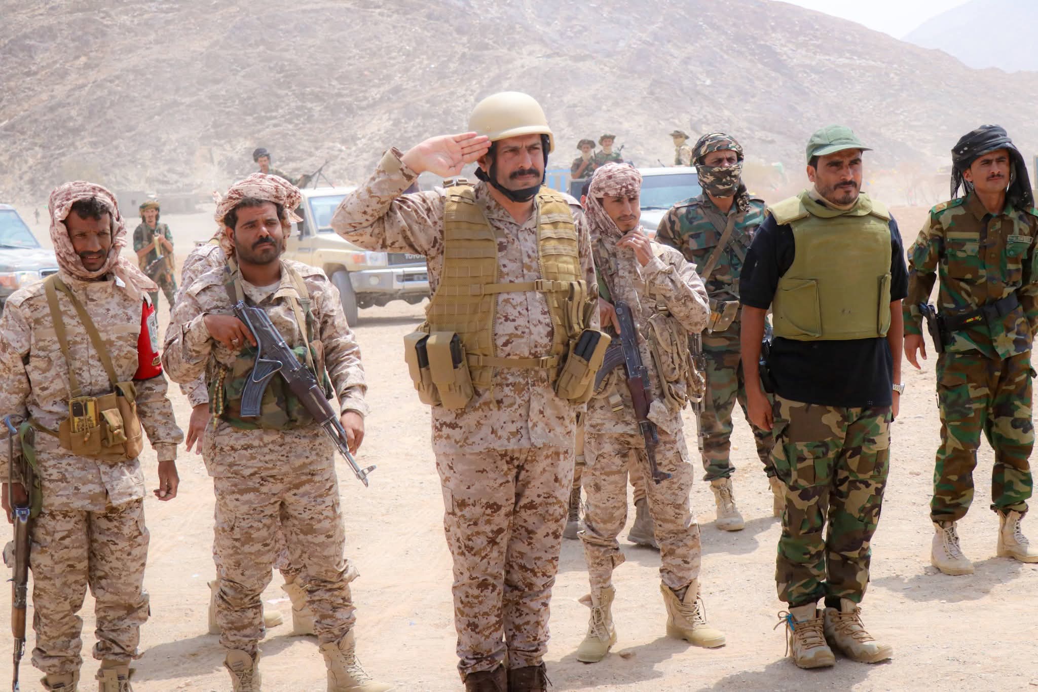 القائد الجديد لقوات دفاع شبوة يتفقد جبهة مرخة ويشدد على رفع الجاهزية القتالية - القائد الجديد لقوات دفاع شبوة يتفقد جبهة مرخة ويشدد على رفع الجاهزية القتالية -