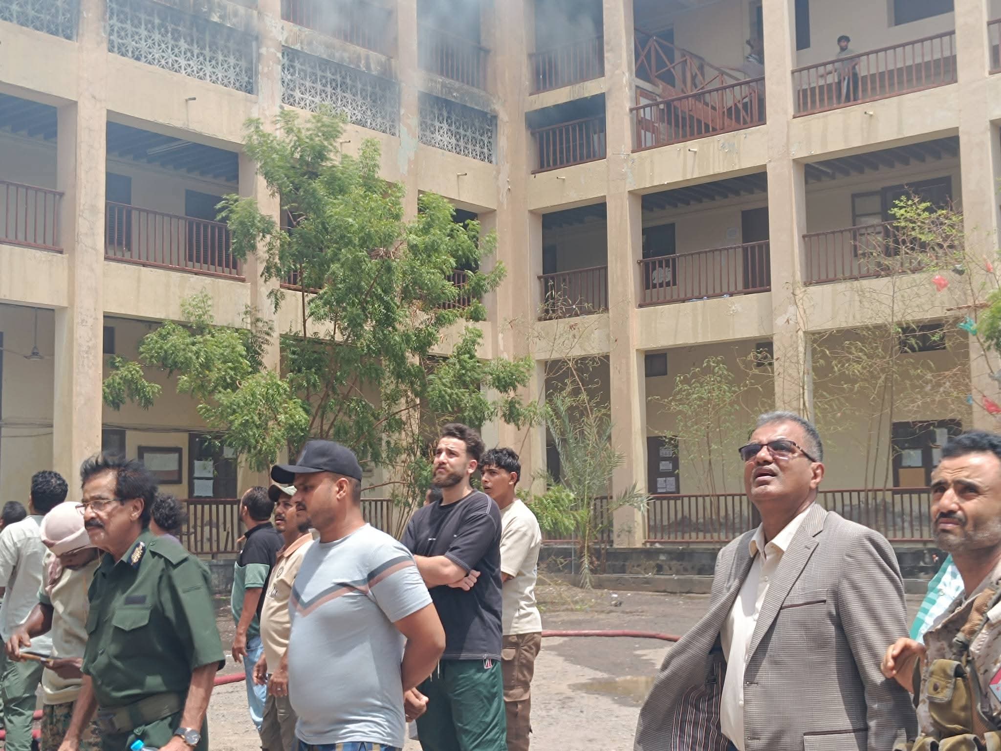 حريق يلتهم كلية الحاسوب بالمعلا.. ومدير المديرية يتابع عمليات الإطفاء ميدانياً حريق يلتهم كلية الحاسوب بالمعلا.. ومدير المديرية يتابع عمليات الإطفاء ميدانياً