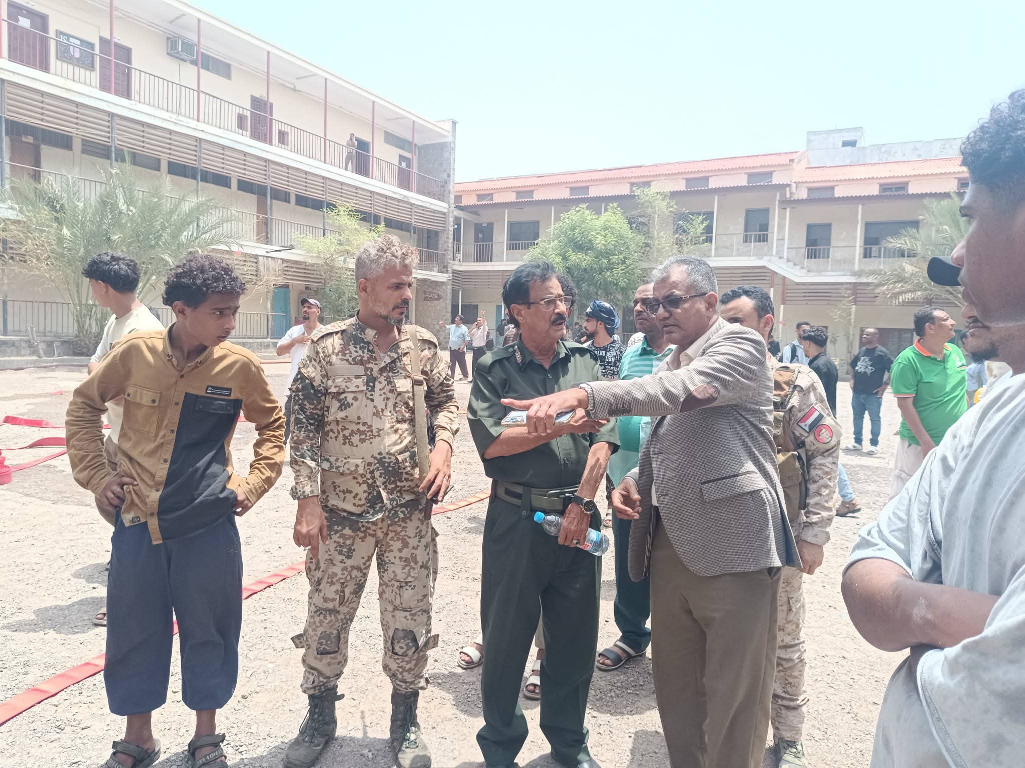 حريق يلتهم كلية الحاسوب بالمعلا.. ومدير المديرية يتابع عمليات الإطفاء ميدانياً حريق يلتهم كلية الحاسوب بالمعلا.. ومدير المديرية يتابع عمليات الإطفاء ميدانياً