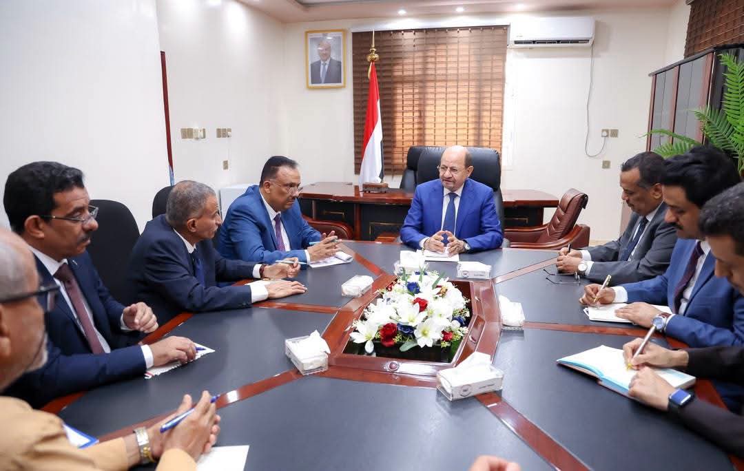 رئيس الوزراء: التهريب حرمان للدولة من مواردها ومواجهته تتطلب تكاملاً أمنياً ومؤسسياً رئيس الوزراء: التهريب حرمان للدولة من مواردها ومواجهته تتطلب تكاملاً أمنياً ومؤسسياً