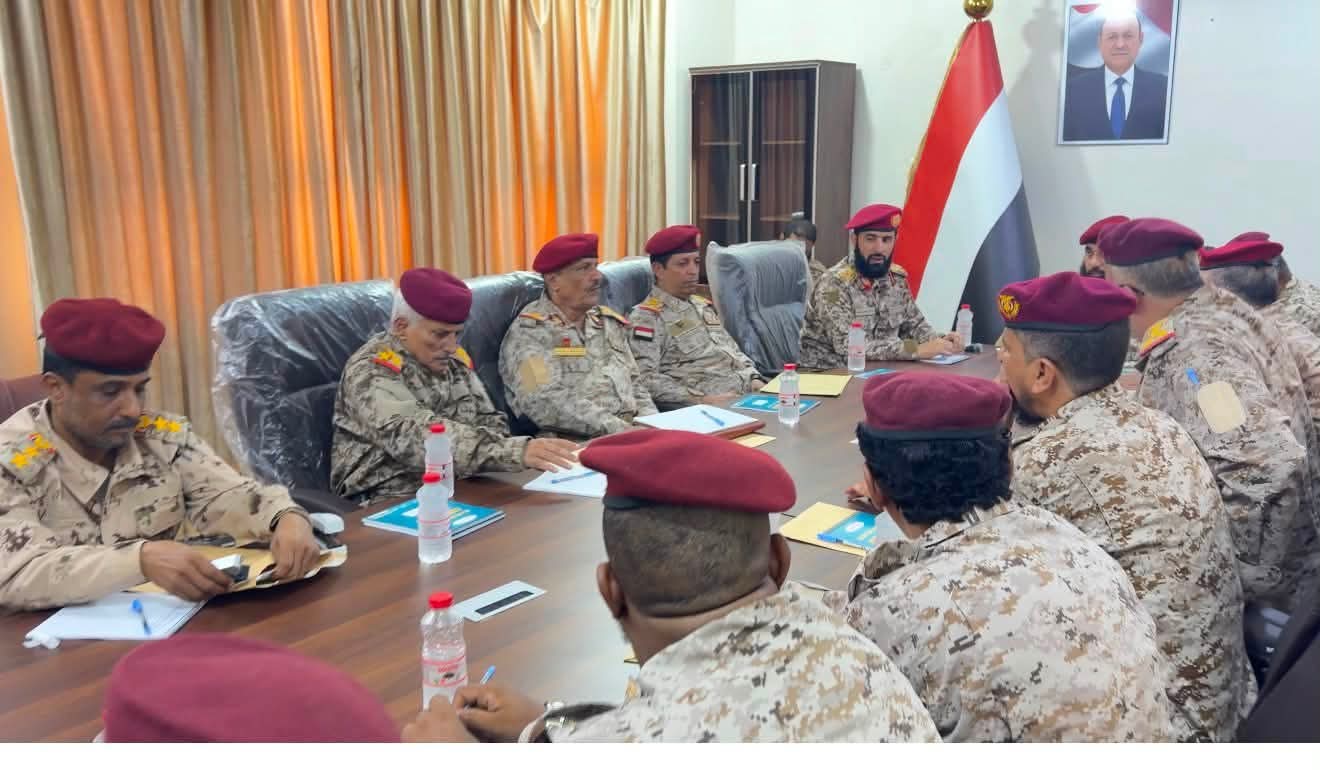 قائد المنطقة العسكرية الرابعة يشدد على رفع الجاهزية وتعزيز الاستعداد في محور أبين - قائد المنطقة العسكرية الرابعة يشدد على رفع الجاهزية وتعزيز الاستعداد في محور أبين -
