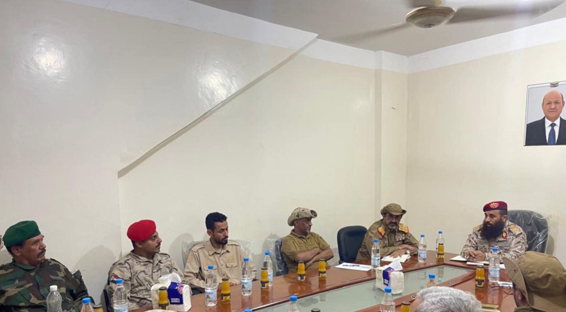 قائد المنطقة العسكرية الرابعة يوجّه بإعادة تموضع القوات ورفع الجاهزية في محور العند قائد المنطقة العسكرية الرابعة يوجّه بإعادة تموضع القوات ورفع الجاهزية في محور العند