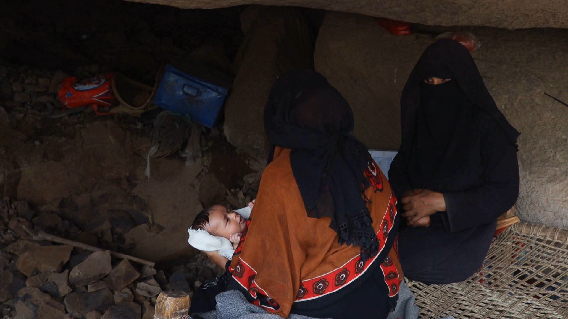 القصف الحوثي يجبر 104 أسر على النزوح من جبل دباس شمال حيس - القصف الحوثي يجبر 104 أسر على النزوح من جبل دباس شمال حيس -