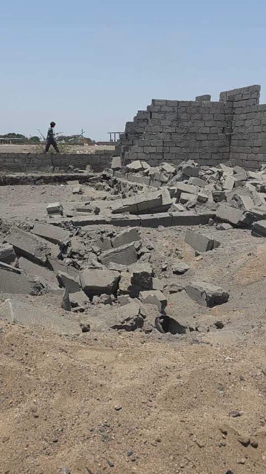 صاروخ باليستي حوثي يسقط على منزل مواطن في الخوخة صاروخ باليستي حوثي يسقط على منزل مواطن في الخوخة