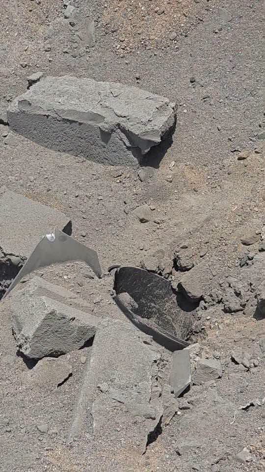 صاروخ باليستي حوثي يسقط على منزل مواطن في الخوخة صاروخ باليستي حوثي يسقط على منزل مواطن في الخوخة