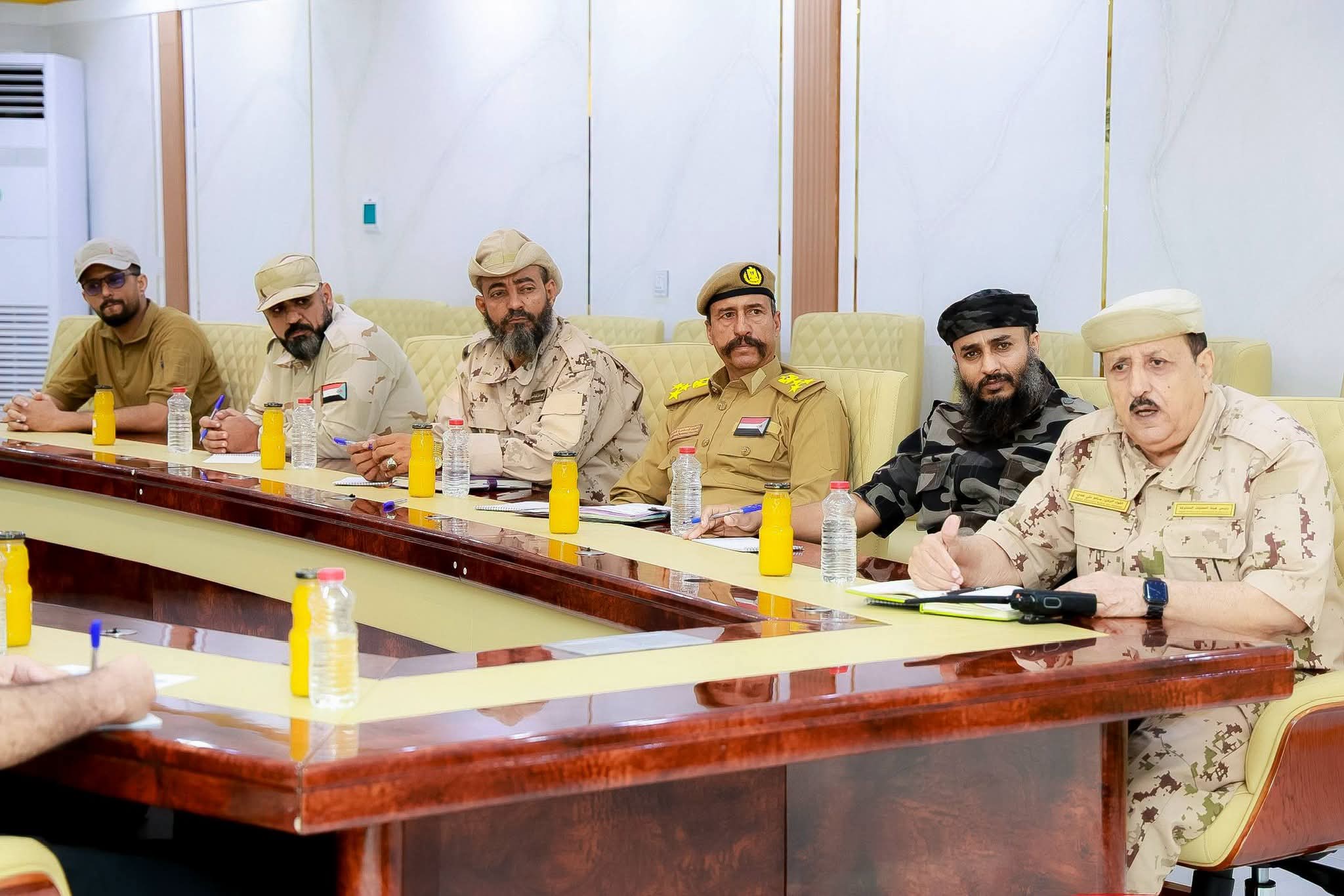 المحرّمي يعقد اجتماعاً عبر الاتصال المرئي مع قيادة محور المشاة والإسناد الثالث بالضالع - المحرّمي يعقد اجتماعاً عبر الاتصال المرئي مع قيادة محور المشاة والإسناد الثالث بالضالع -