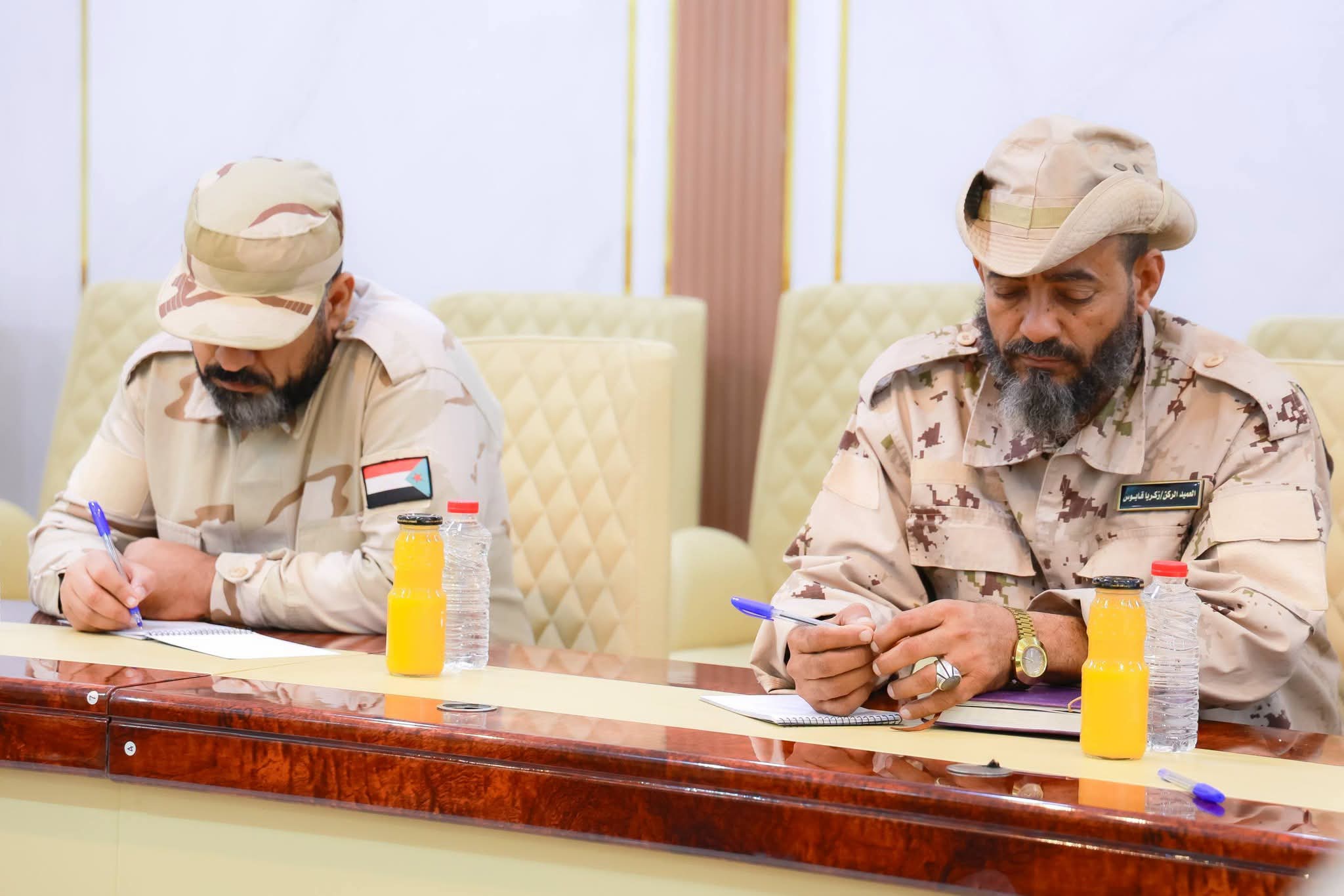 المحرّمي يعقد اجتماعاً عبر الاتصال المرئي مع قيادة محور المشاة والإسناد الثالث بالضالع - المحرّمي يعقد اجتماعاً عبر الاتصال المرئي مع قيادة محور المشاة والإسناد الثالث بالضالع -