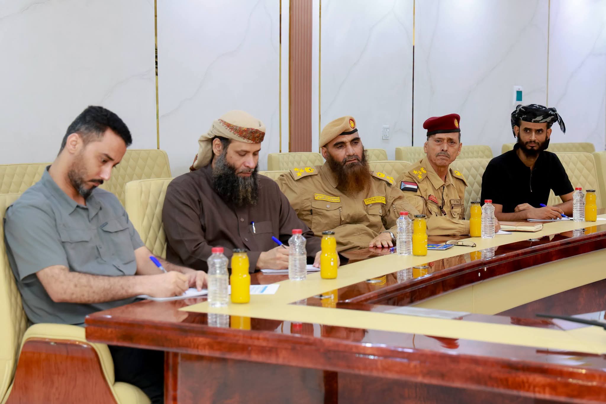 المحرّمي يعقد اجتماعاً عبر الاتصال المرئي مع قيادة محور المشاة والإسناد الثالث بالضالع - المحرّمي يعقد اجتماعاً عبر الاتصال المرئي مع قيادة محور المشاة والإسناد الثالث بالضالع -