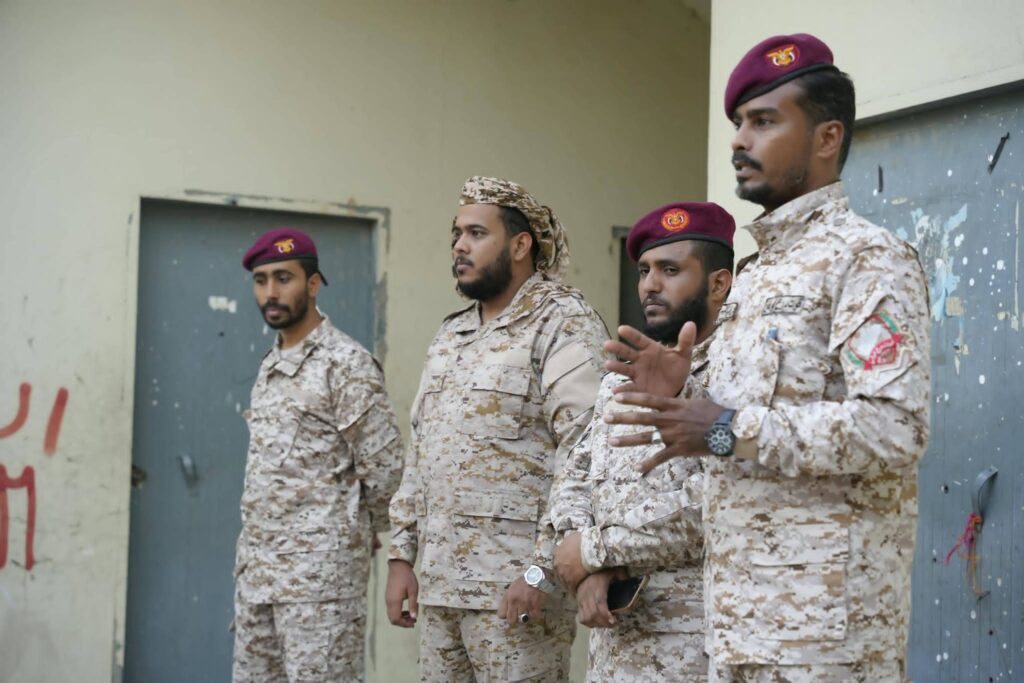 قيادة الفرقة الثانية لقوات درع الوطن تُكرّم أفراد اللواء الثاني بنقطة الغرف في وادي حضرموت قيادة الفرقة الثانية لقوات درع الوطن تُكرّم أفراد اللواء الثاني بنقطة الغرف في وادي حضرموت