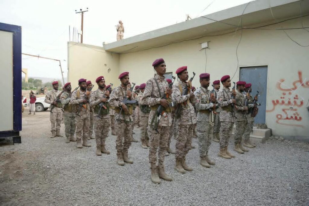 قيادة الفرقة الثانية لقوات درع الوطن تُكرّم أفراد اللواء الثاني بنقطة الغرف في وادي حضرموت قيادة الفرقة الثانية لقوات درع الوطن تُكرّم أفراد اللواء الثاني بنقطة الغرف في وادي حضرموت