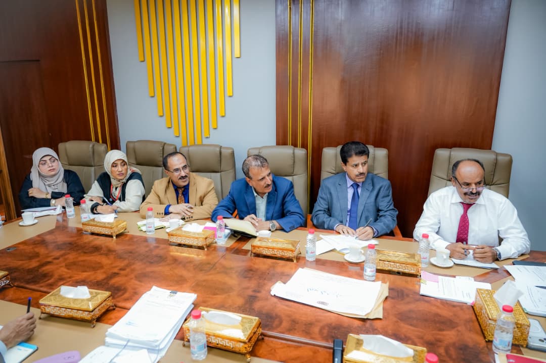 محافظ العاصمة عدن يناقش أوضاع المنطقة الحرة وسبل الحفاظ على أراضيها - محافظ العاصمة عدن يناقش أوضاع المنطقة الحرة وسبل الحفاظ على أراضيها -