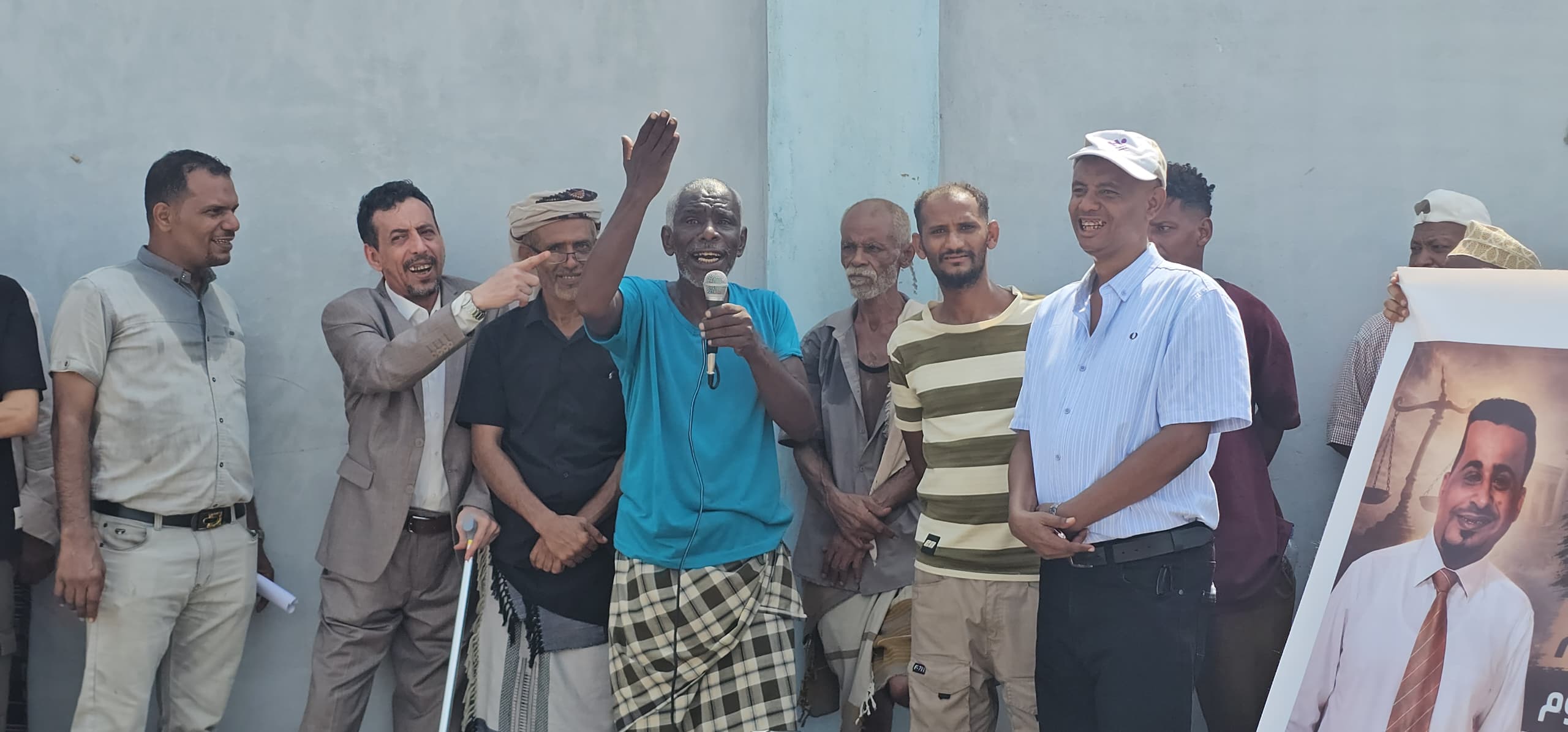 وقفة احتجاجية أمام المجمع القضائي بعدن تطالب بالإفراج عن " المحضار" وآخرين وحسم القضايا المتعثرة وقفة احتجاجية أمام المجمع القضائي بعدن تطالب بالإفراج عن " المحضار" وآخرين وحسم القضايا المتعثرة