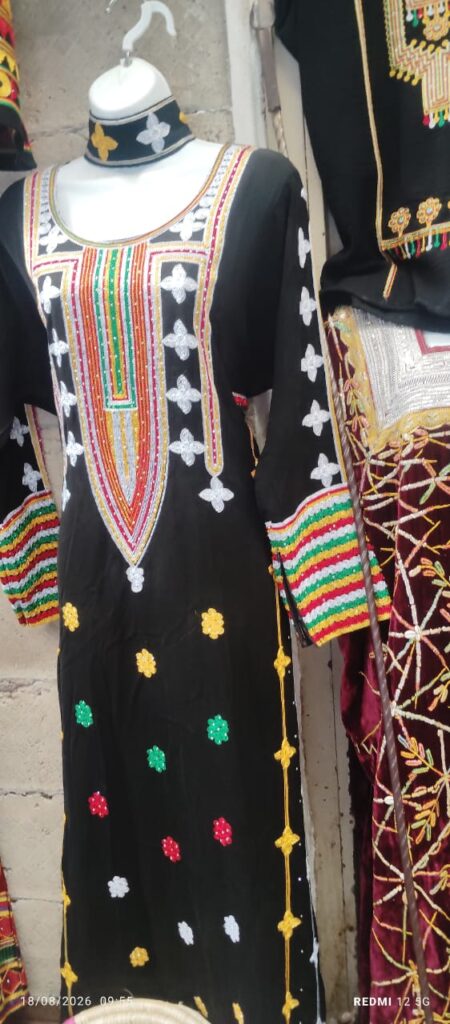الزي البدوي الحضرمي يعود إلى الواجهة.. أناقة التراث تستعيد حضورها في أسواق حضرموت الزي البدوي الحضرمي يعود إلى الواجهة.. أناقة التراث تستعيد حضورها في أسواق حضرموت