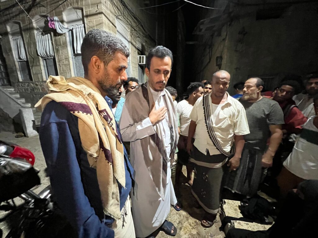 الوكيل الجيلاني يتفقد الأسر المتضررة من حريق بحي السلام بالمكلا ويوجه بتوفير سكن بديل الوكيل الجيلاني يتفقد الأسر المتضررة من حريق بحي السلام بالمكلا ويوجه بتوفير سكن بديل