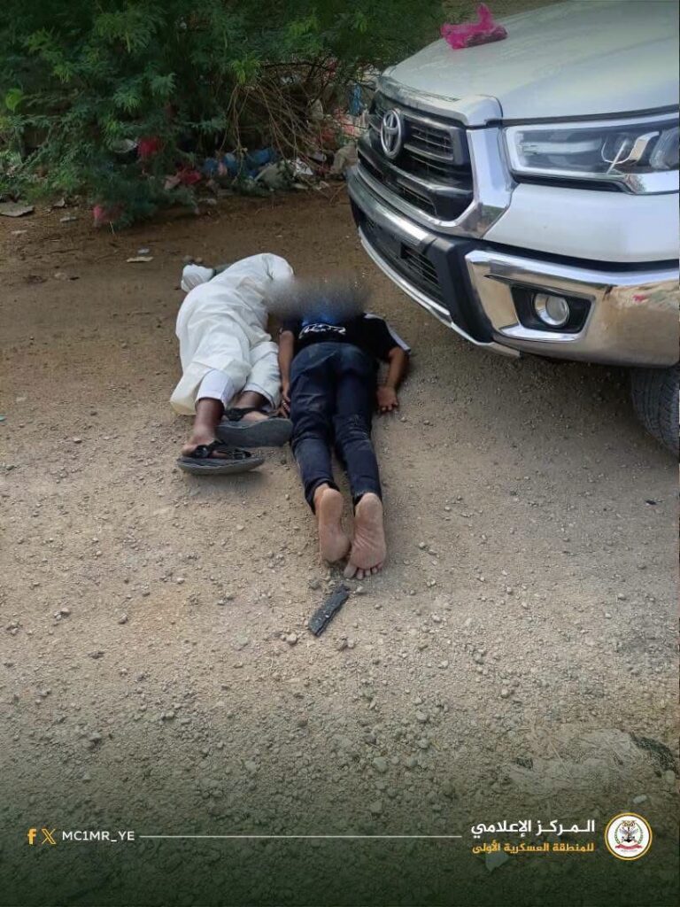 خلال ساعات من التعميم الأمني.. قوات درع الوطن تضبط سيارة مسروقة في نقطة الغرف بوادي حضرموت "شاهد الصور" خلال ساعات من التعميم الأمني.. قوات درع الوطن تضبط سيارة مسروقة في نقطة الغرف بوادي حضرموت "شاهد الصور"