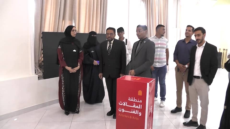 نائب وزير الثقافة يفتتح معرض "أبعد من الحرب بقليل" لنتاجات مشروع توظيف الشباب بالتراث والثقافة في عدن - نائب وزير الثقافة يفتتح معرض "أبعد من الحرب بقليل" لنتاجات مشروع توظيف الشباب بالتراث والثقافة في عدن -