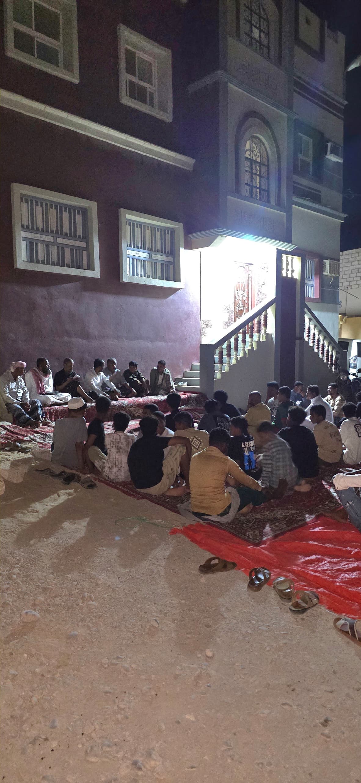 شباب حارة الهدى بالشحر.. من روح المبادرة إلى صناعة الأثر "تقرير" شباب حارة الهدى بالشحر.. من روح المبادرة إلى صناعة الأثر "تقرير"