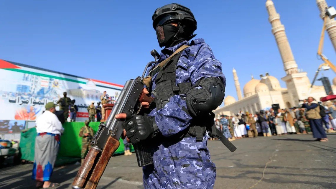 صحيفة: «فوبيا سبتمبر» تدفع الحوثيين لتشديد قبضتهم الأمنية صحيفة: «فوبيا سبتمبر» تدفع الحوثيين لتشديد قبضتهم الأمنية