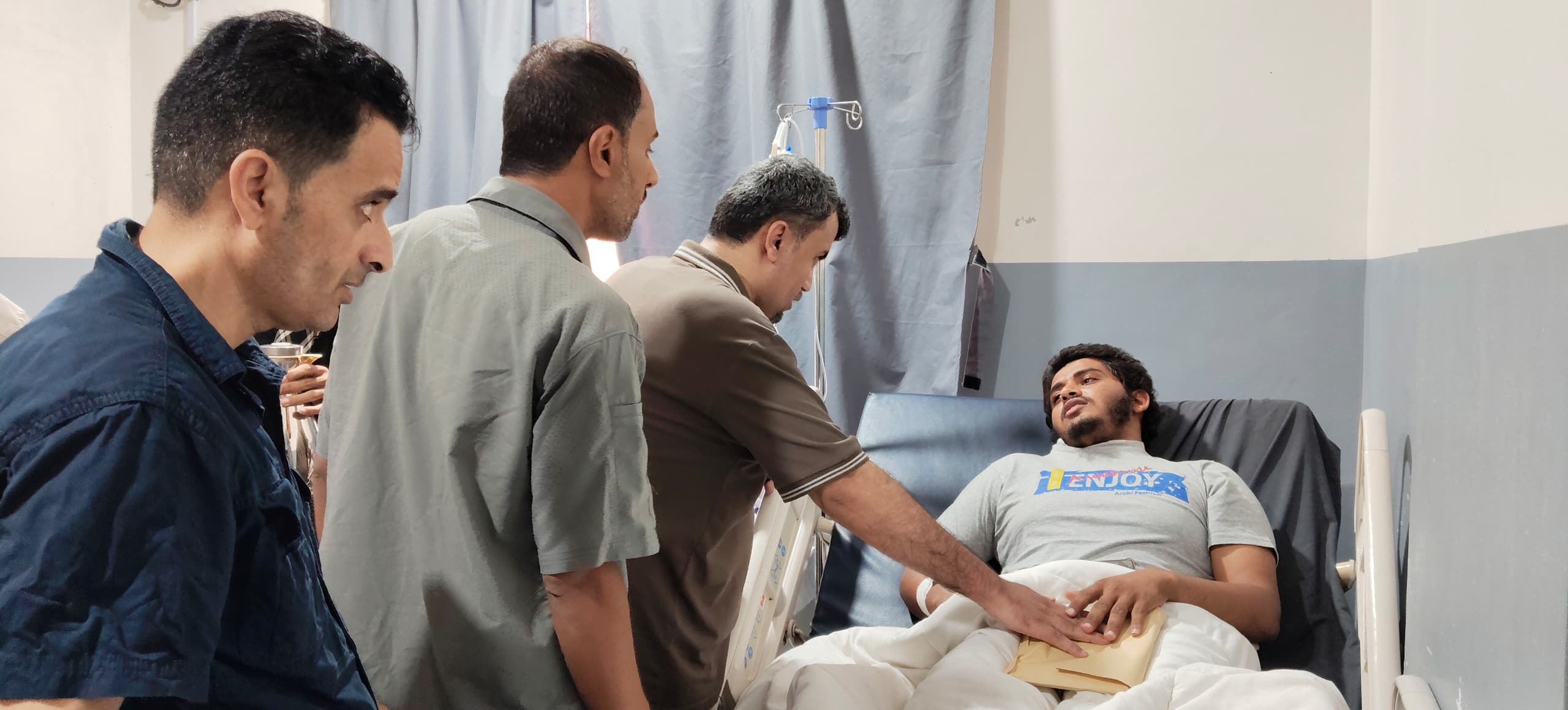 مدير دائرة الخدمات الطبية للمقاومة الوطنية يتفقد جرحى القوات المسلحة ويطلع على أوضاعهم الصحية - مدير دائرة الخدمات الطبية للمقاومة الوطنية يتفقد جرحى القوات المسلحة ويطلع على أوضاعهم الصحية -