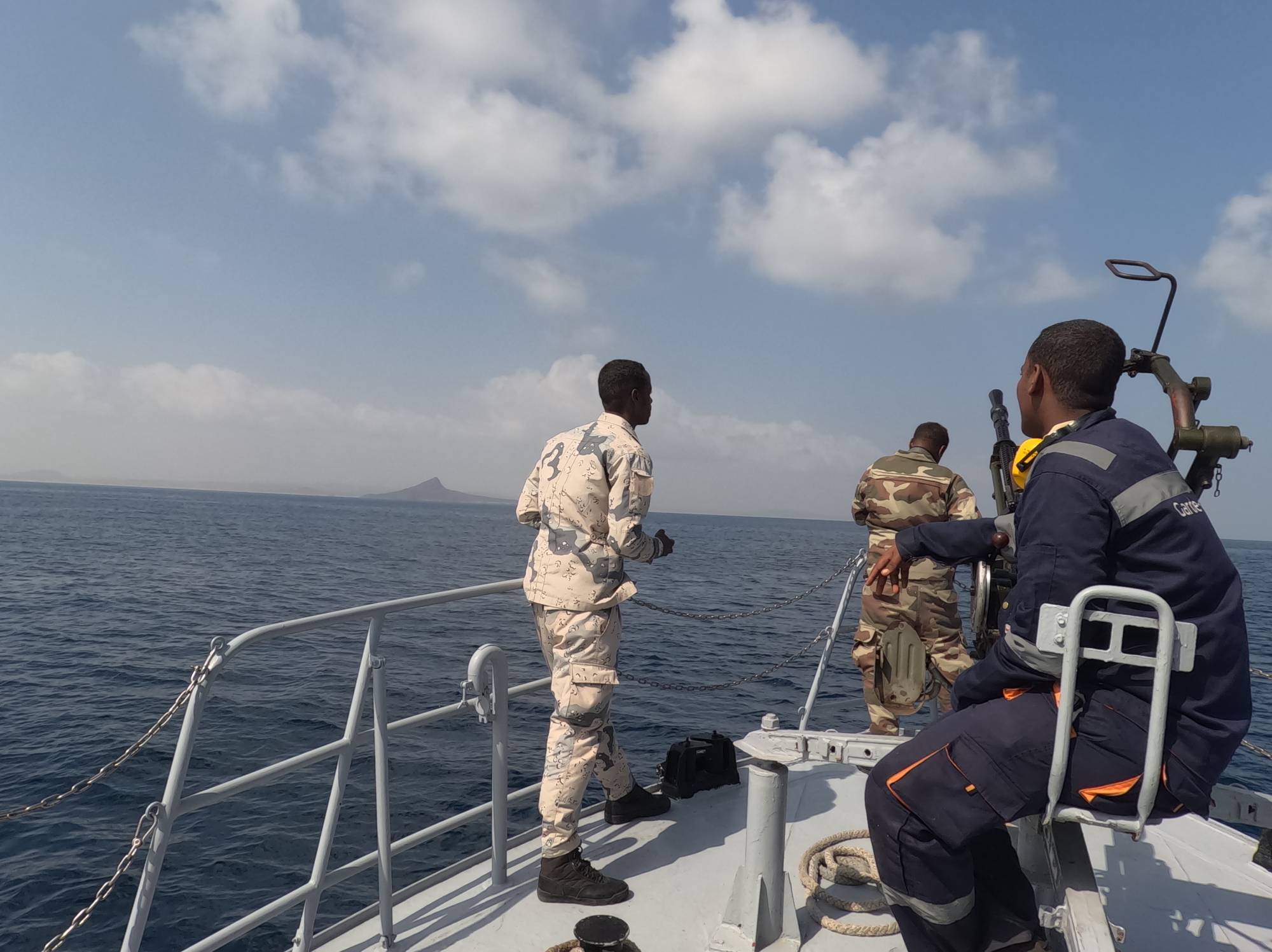 قائد خفر السواحل اليمنية: سفن تهريب الحوثيين لم تعد تخفي تحركاتها في البحر الأحمر - قائد خفر السواحل اليمنية: سفن تهريب الحوثيين لم تعد تخفي تحركاتها في البحر الأحمر -