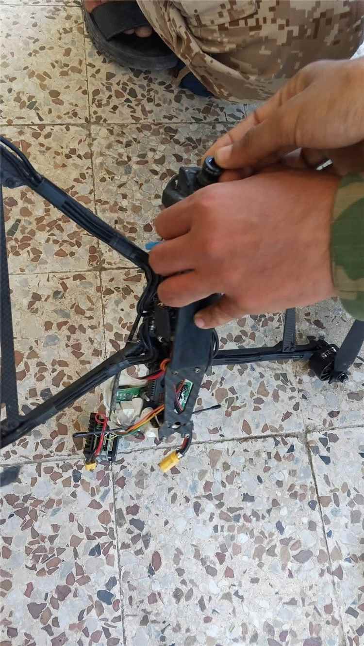 إسقاط طائرة مسيّرة لميليشيا الحوثي محمّلة بقذيفة هاون غربي تعز إسقاط طائرة مسيّرة لميليشيا الحوثي محمّلة بقذيفة هاون غربي تعز