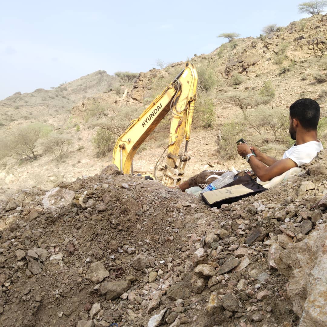 في قلب الجبل بدأت الحكاية.. مشروع عقبة المختبئ في الكُرَهِيّة بمديرية حبيل جبر يحوّل الصخور والعوائق إلى طريق أكثر انسيابية - في قلب الجبل بدأت الحكاية.. مشروع عقبة المختبئ في الكُرَهِيّة بمديرية حبيل جبر يحوّل الصخور والعوائق إلى طريق أكثر انسيابية -