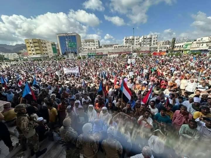 في مليونية ذكرى التأسيس الـ 55.. شعب الجنوب يجدد التفويض الشعبي والسياسي للقوات المسلحة الجنوبية بقيادة الرئيس القائد عيدروس الزُبيدي في مليونية ذكرى التأسيس الـ 55.. شعب الجنوب يجدد التفويض الشعبي والسياسي للقوات المسلحة الجنوبية بقيادة الرئيس القائد عيدروس الزُبيدي
