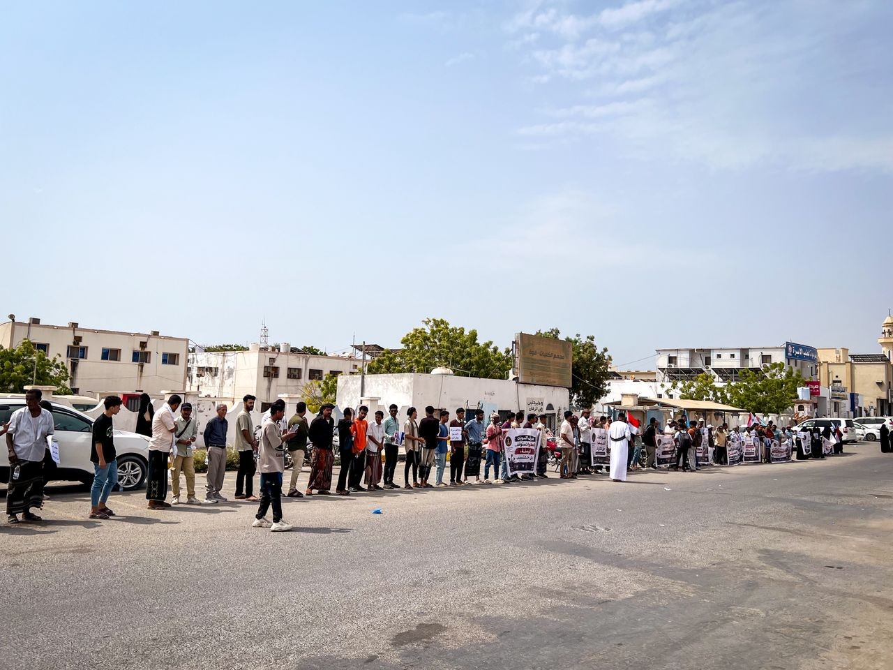 منسقية الانتقالي بجامعة حضرموت تنظم وقفة احتجاجية سلمية للمطالبة بحقوق الأكاديميين والإداريين والطلبة منسقية الانتقالي بجامعة حضرموت تنظم وقفة احتجاجية سلمية للمطالبة بحقوق الأكاديميين والإداريين والطلبة